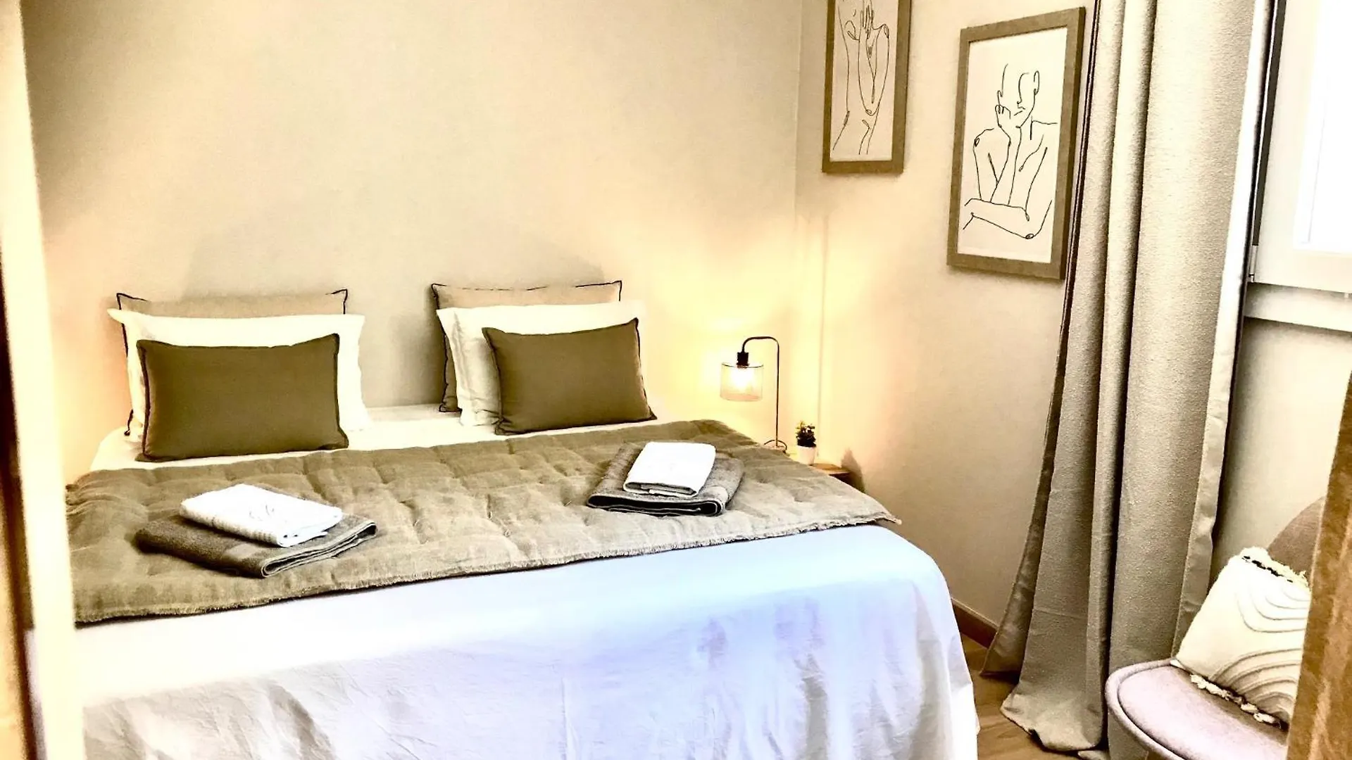 Chambre D'Hotes La Manola Rognes Bed & Breakfast
